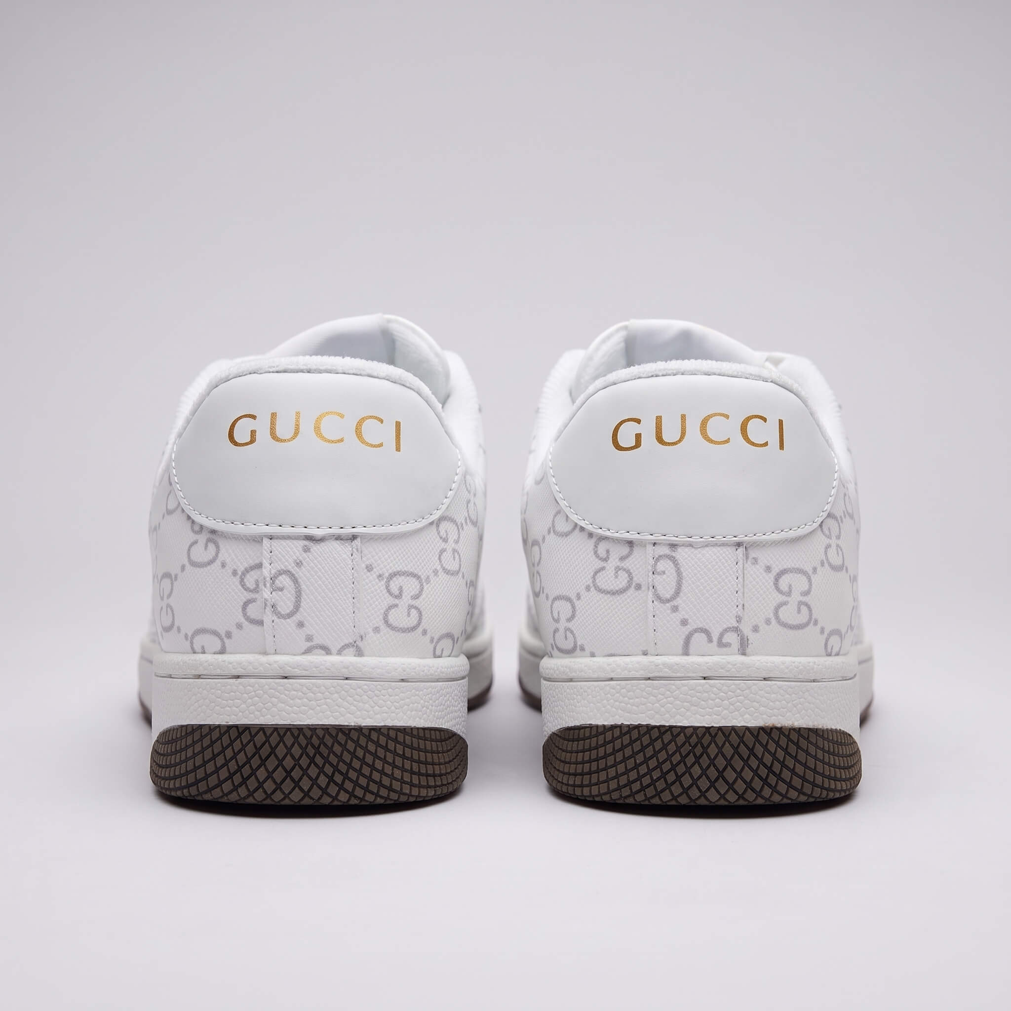 Replace_shoe_in_photo_2K_20260929232745 (1)