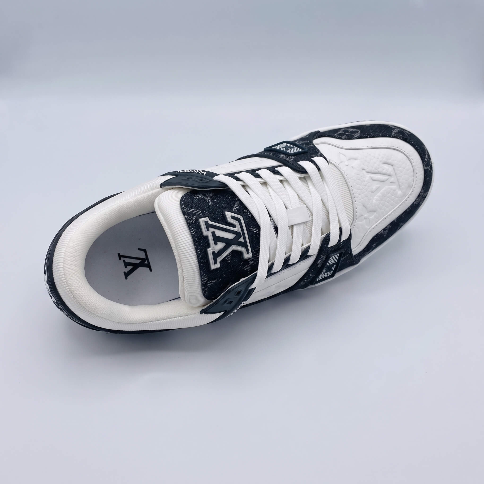 Replace_shoe_in_reference_photo_2K_20260930012853 (1)