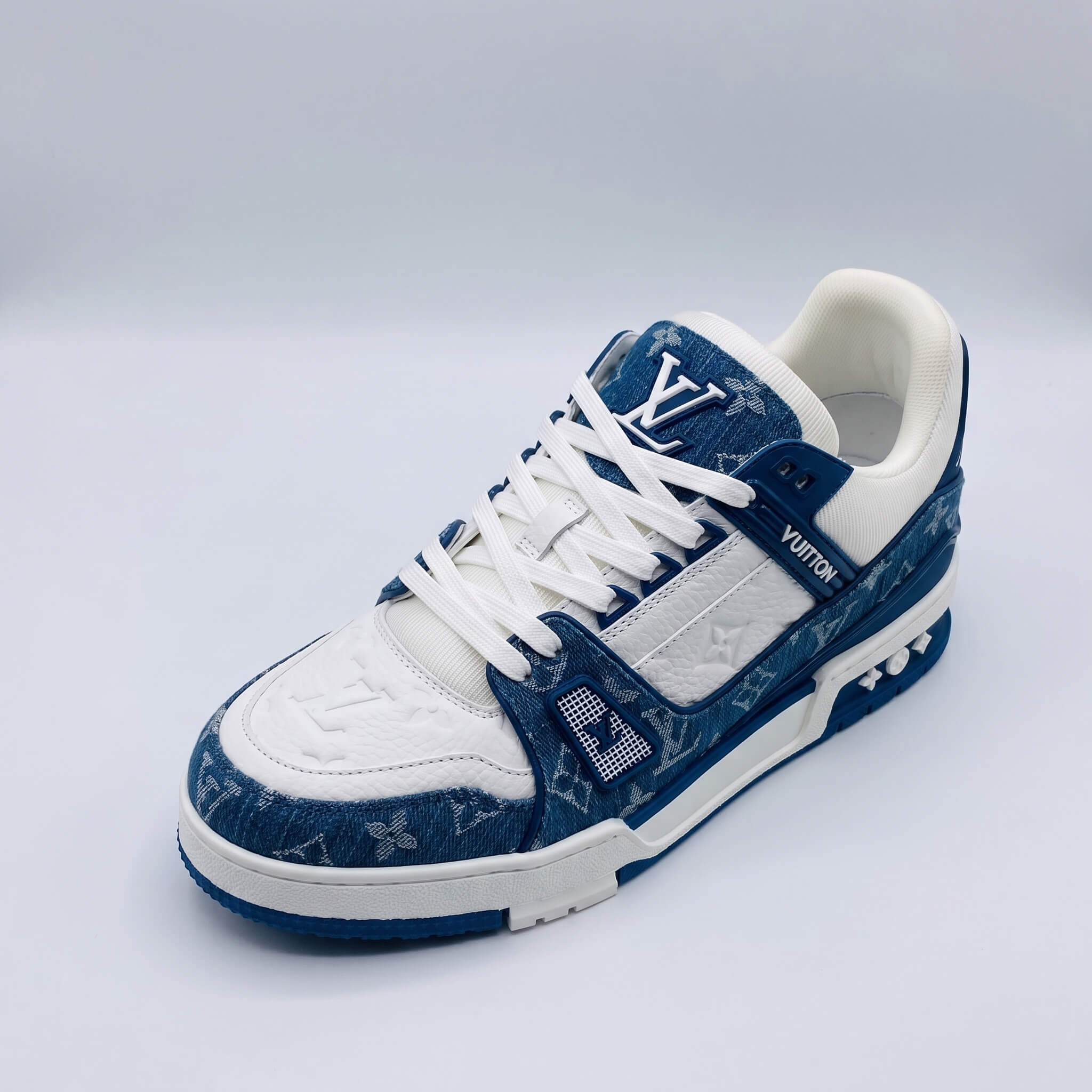 Replace_shoe_in_template_photo_2K_20260930004212 (1)