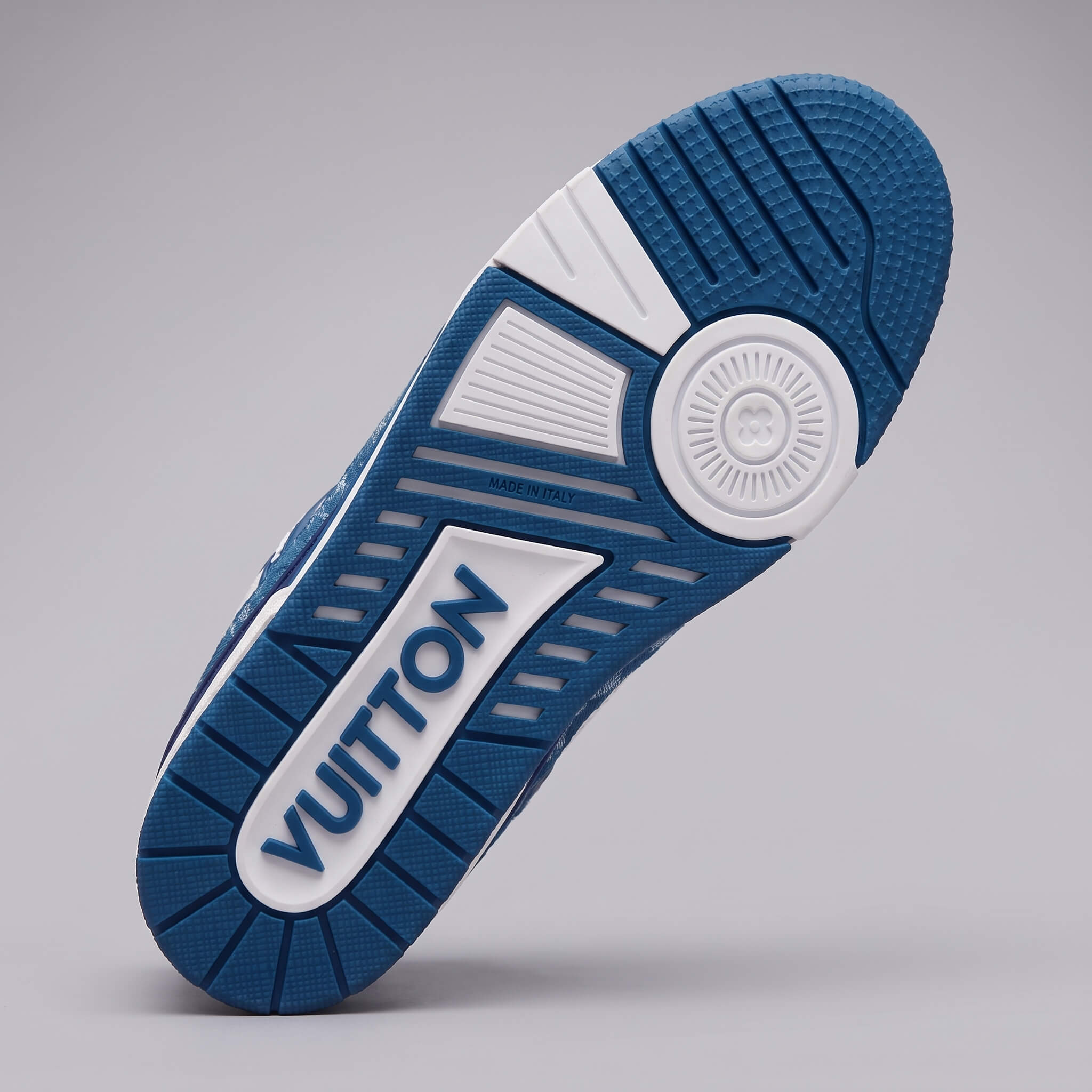 Replace_shoe_in_template_photo_2K_20260930004337 (1)