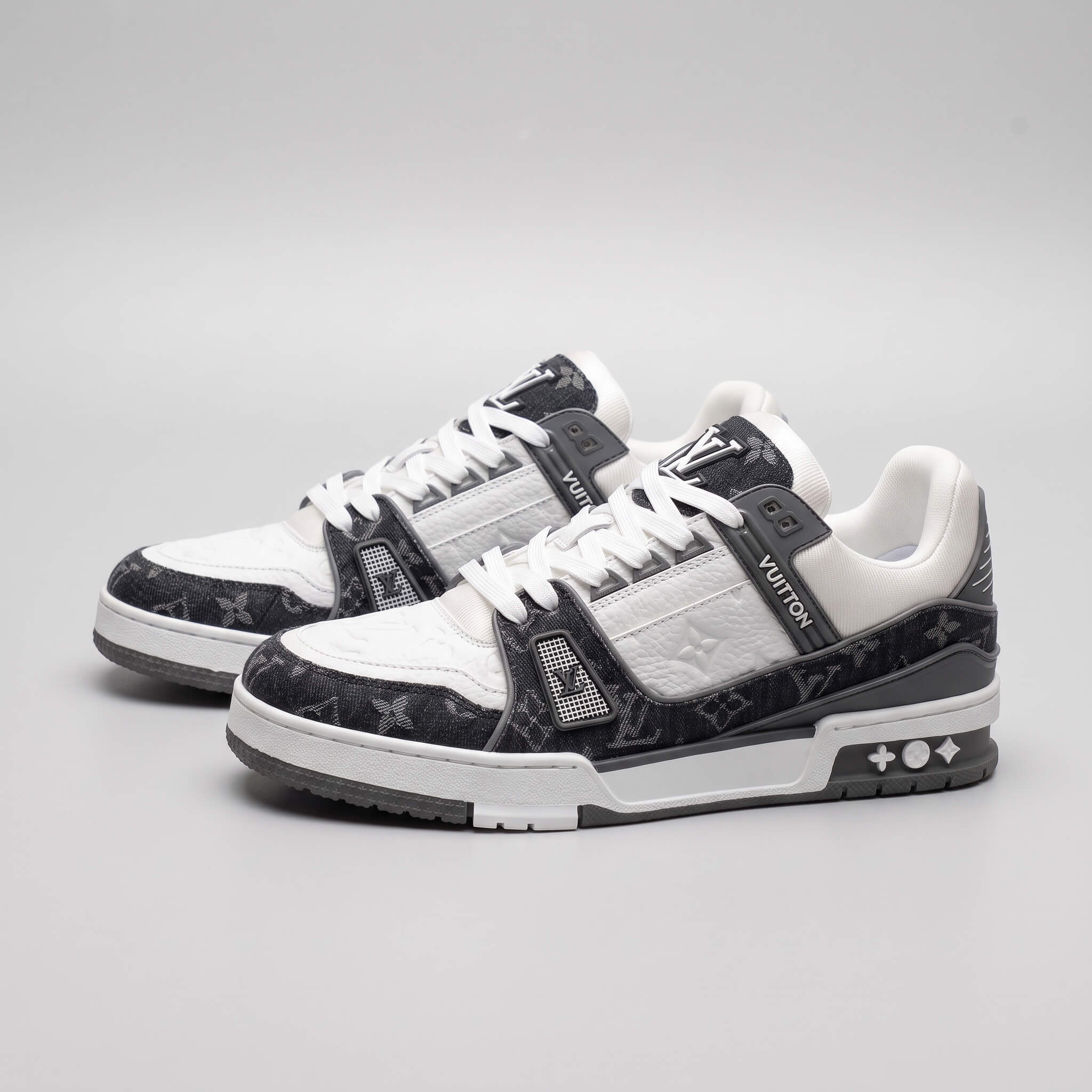 Replace_shoe_in_template_photo_2K_20260930012309 (2)