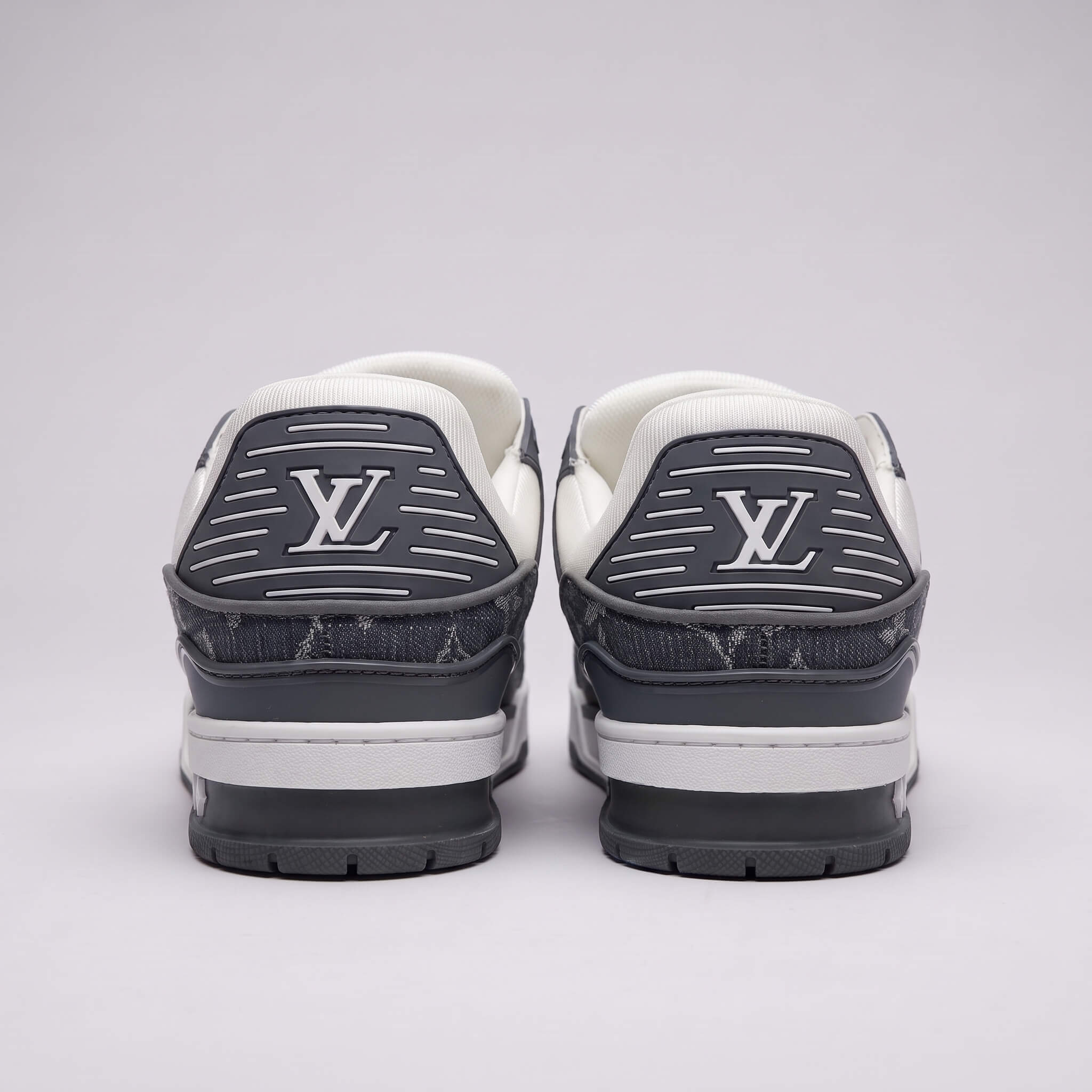 Replace_shoe_in_template_photo_2K_20260930012357 (1)