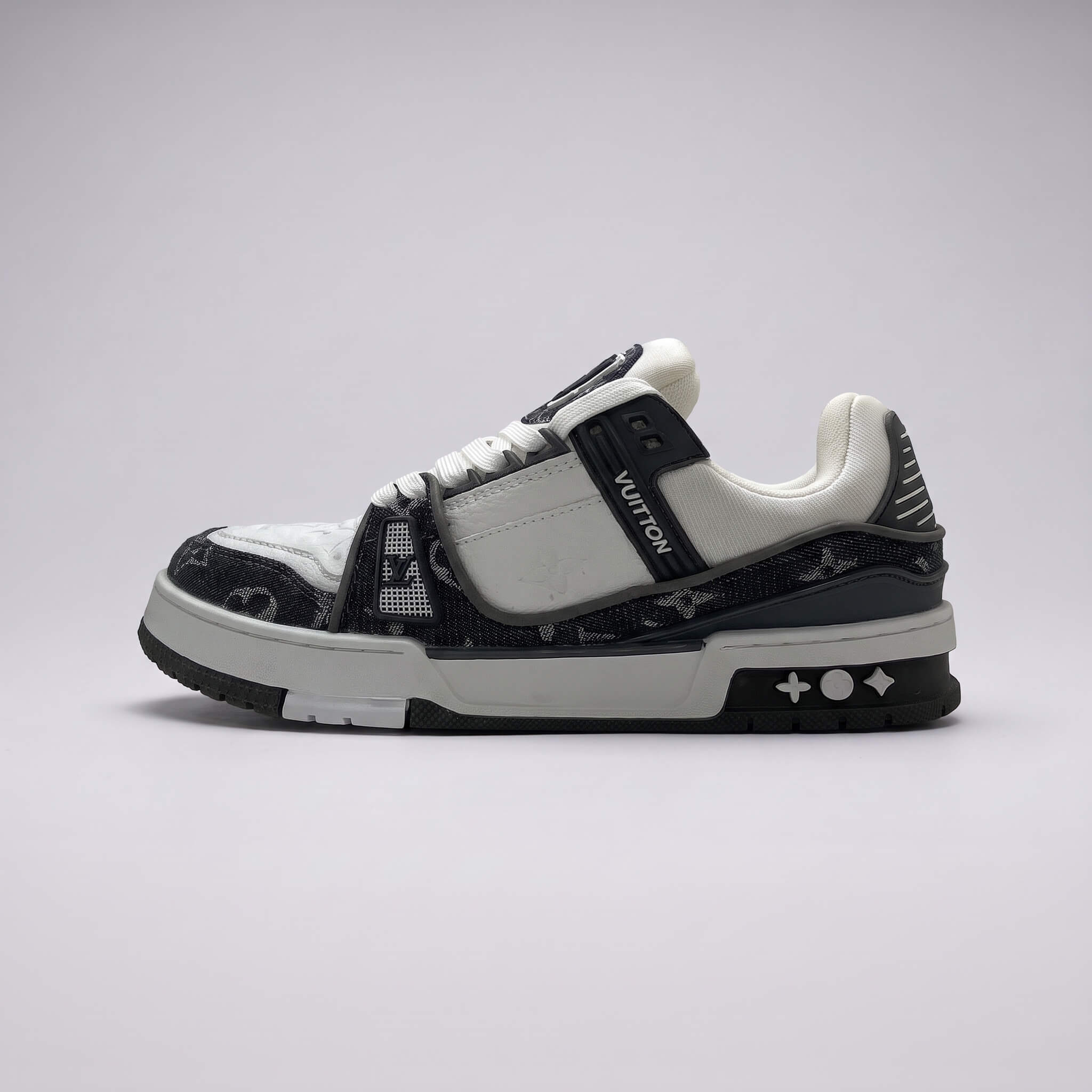 Replace_shoe_in_template_photo_2K_20260930012508 (1)