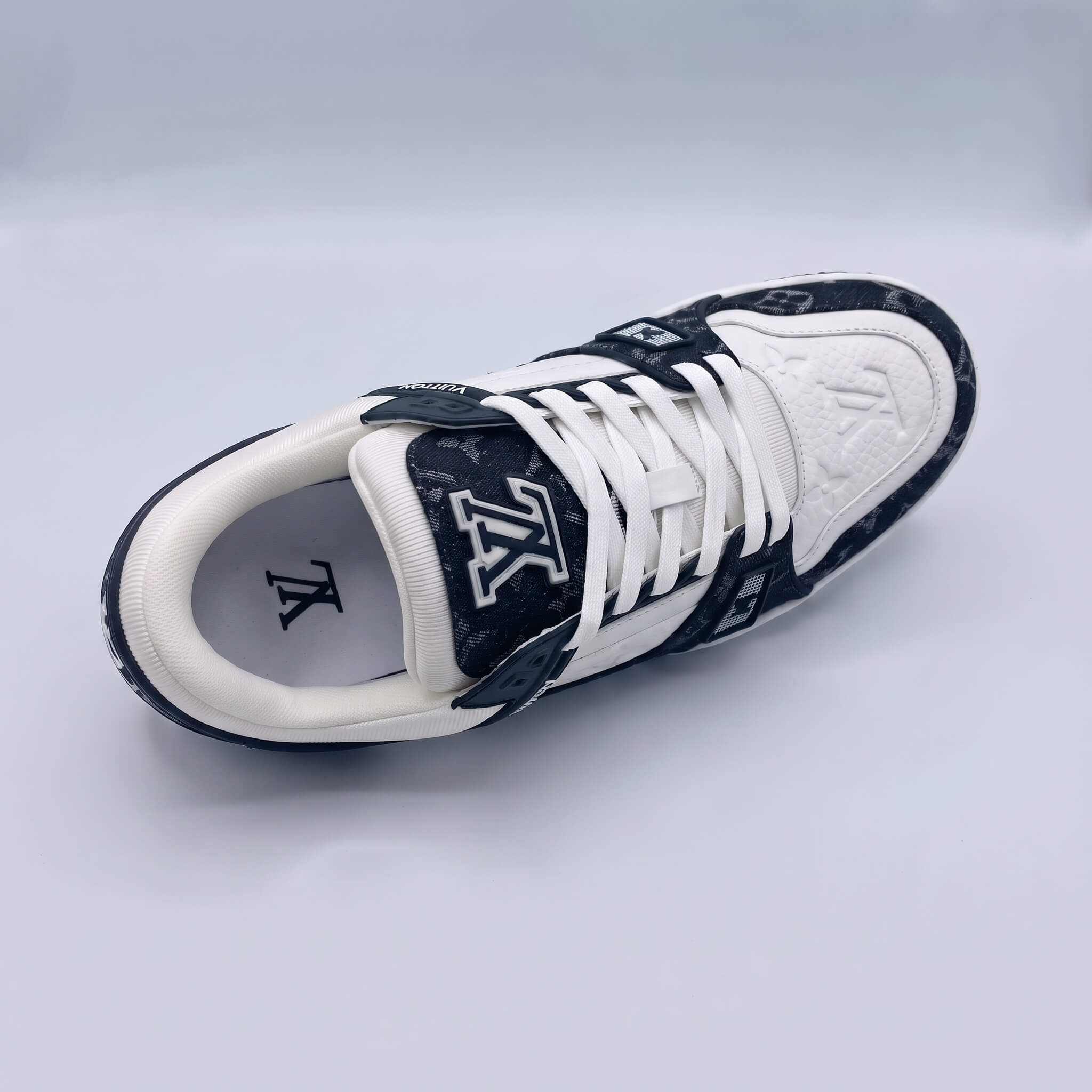 Replace_shoe_in_template_photo_2K_20260930014923 (1)
