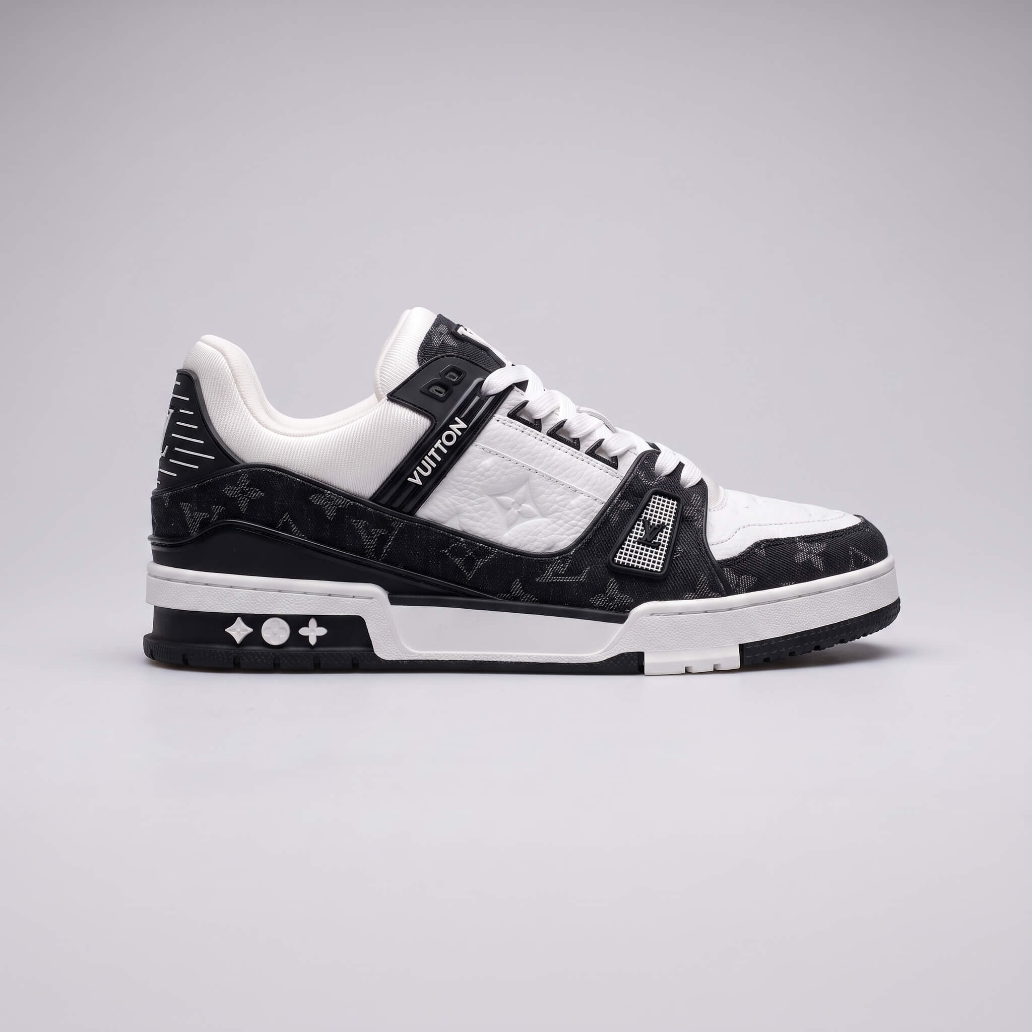 Replace_shoe_in_template_photo_2K_20260930015033 (1)