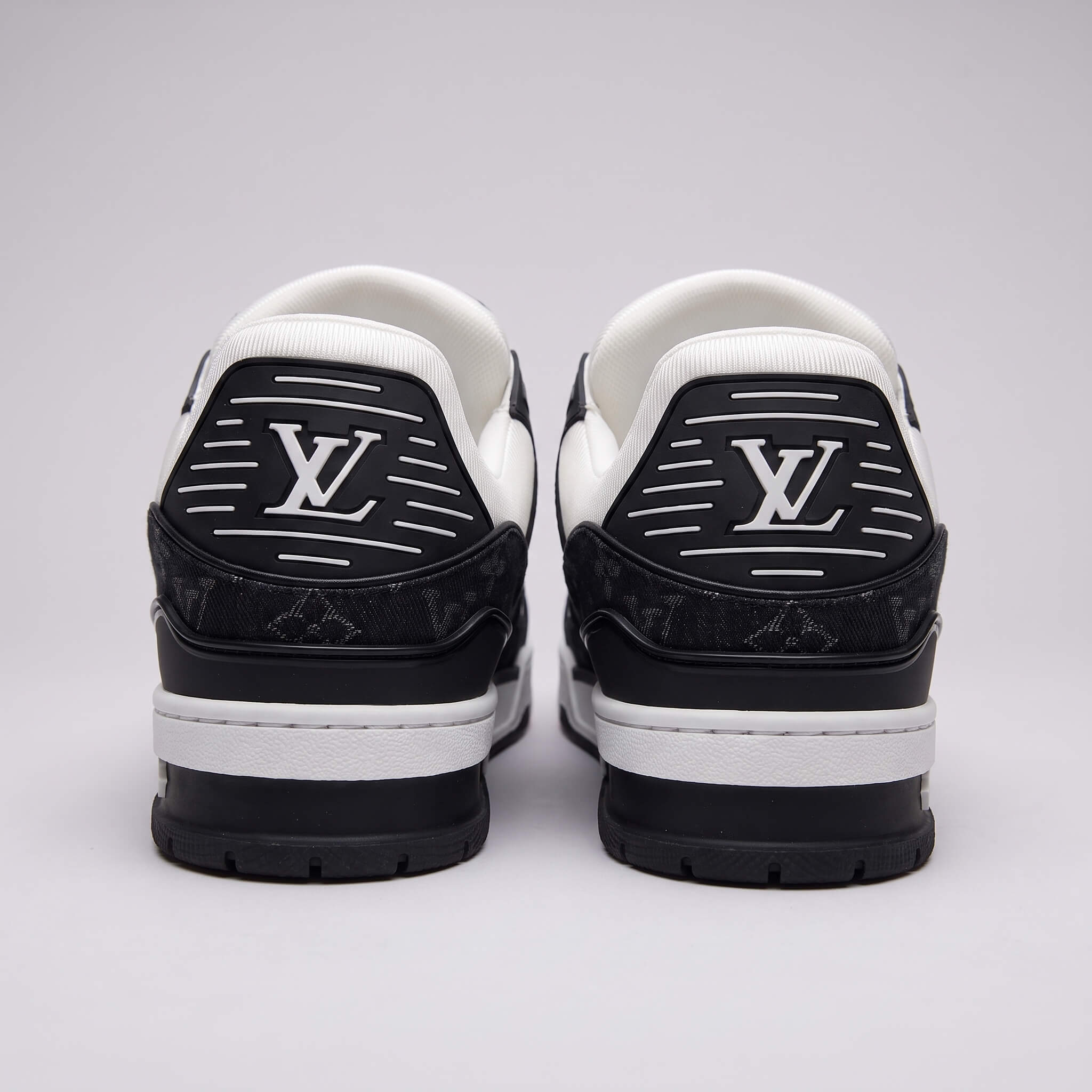 Replace_shoe_in_template_photo_2K_20260930015435 (1)