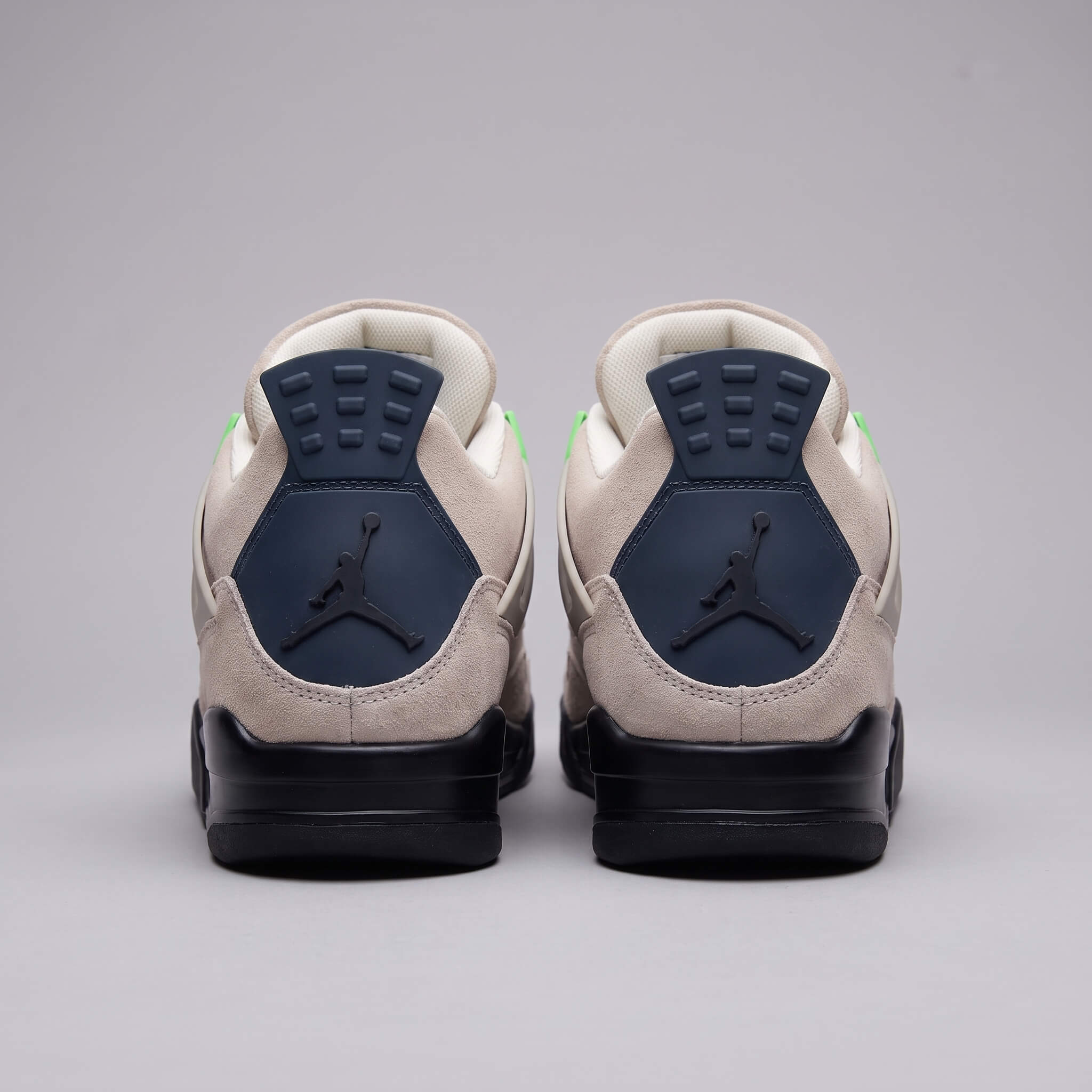 Replace_shoe_in_template_photo_2K_20261001004104 (1)