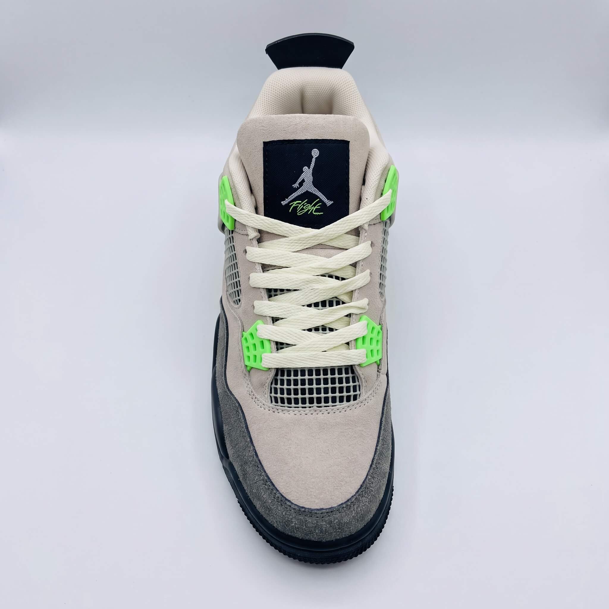 Replace_shoe_in_template_photo_2K_20261001005104 (1)