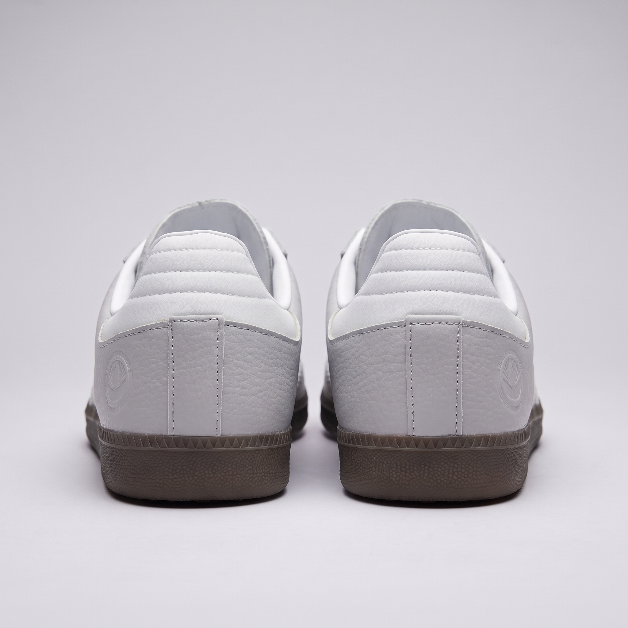 Replace_shoe_in_template_photo_2K_20261001133327 (1)