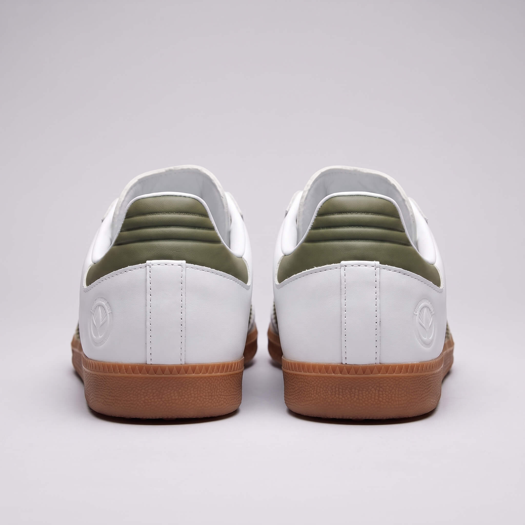 Replace_shoe_in_template_photo_2K_20261001141720 (1)