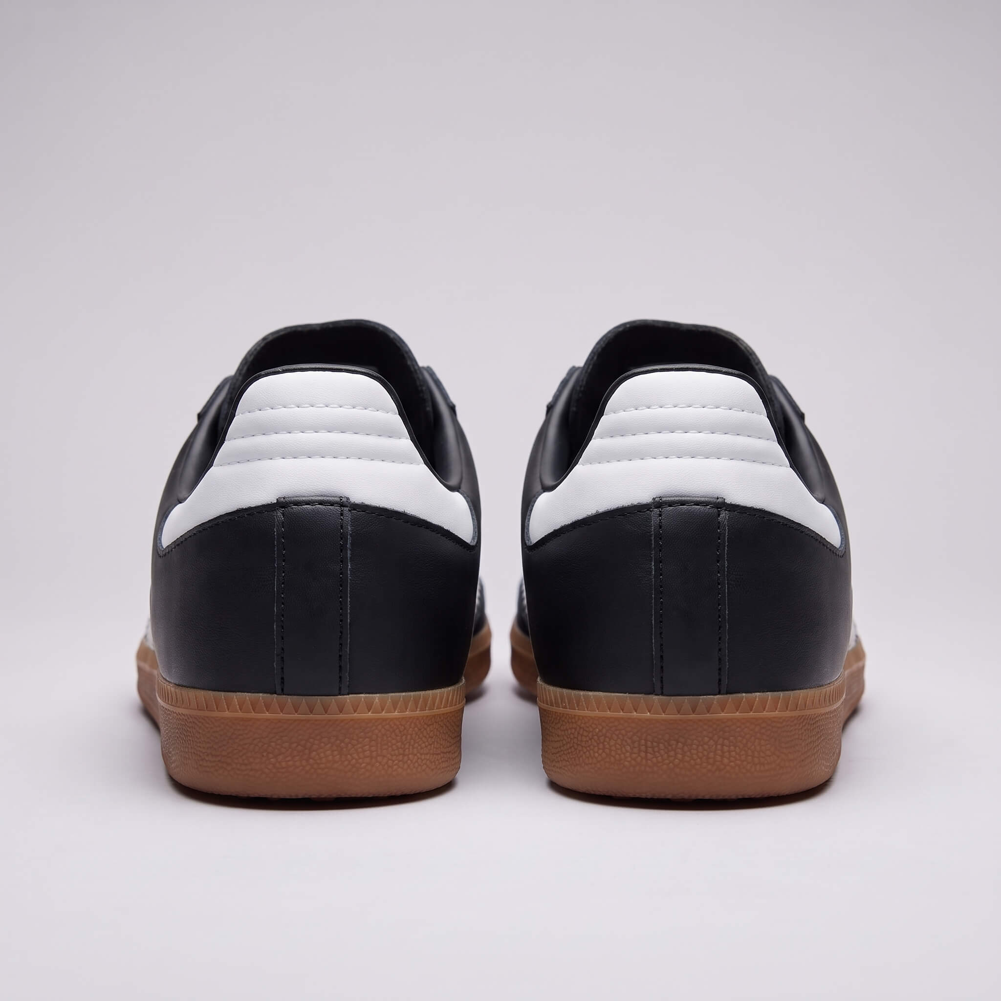 Replace_shoe_in_template_photo_2K_20261002185937 (1)
