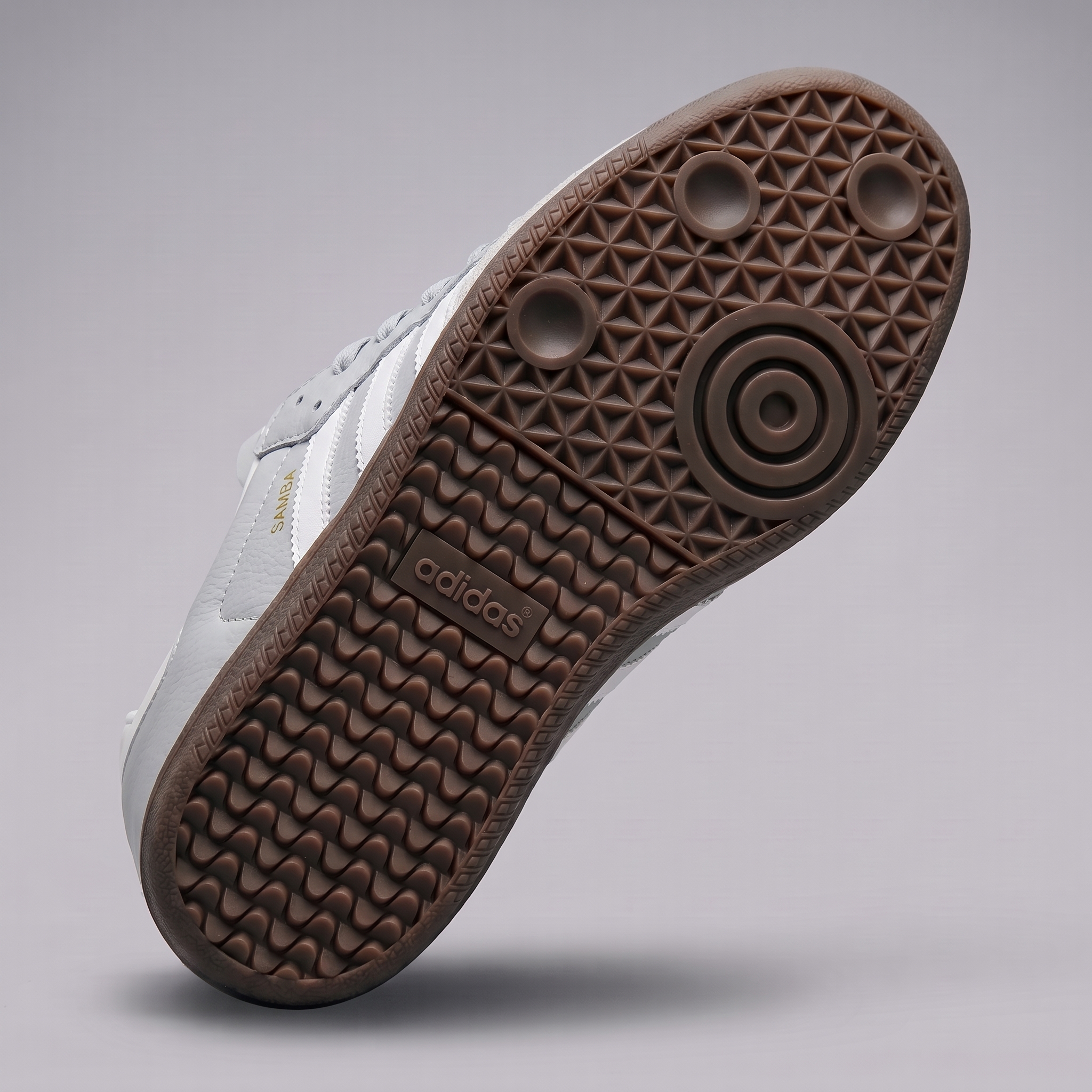 Replace_template_shoe_with_product_2K_20261001133126 (1)