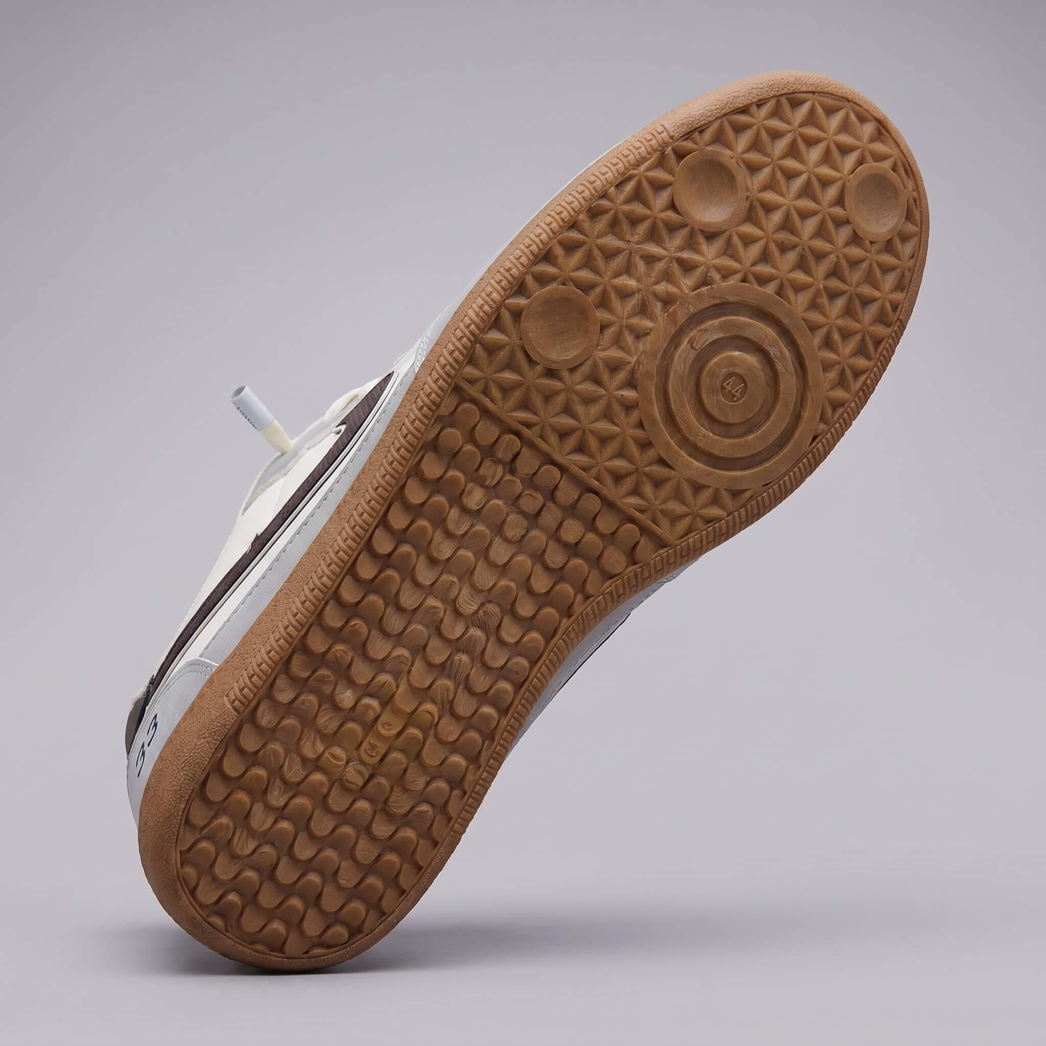 Replace_template_shoe_with_product_2K_20261002180321 (1)