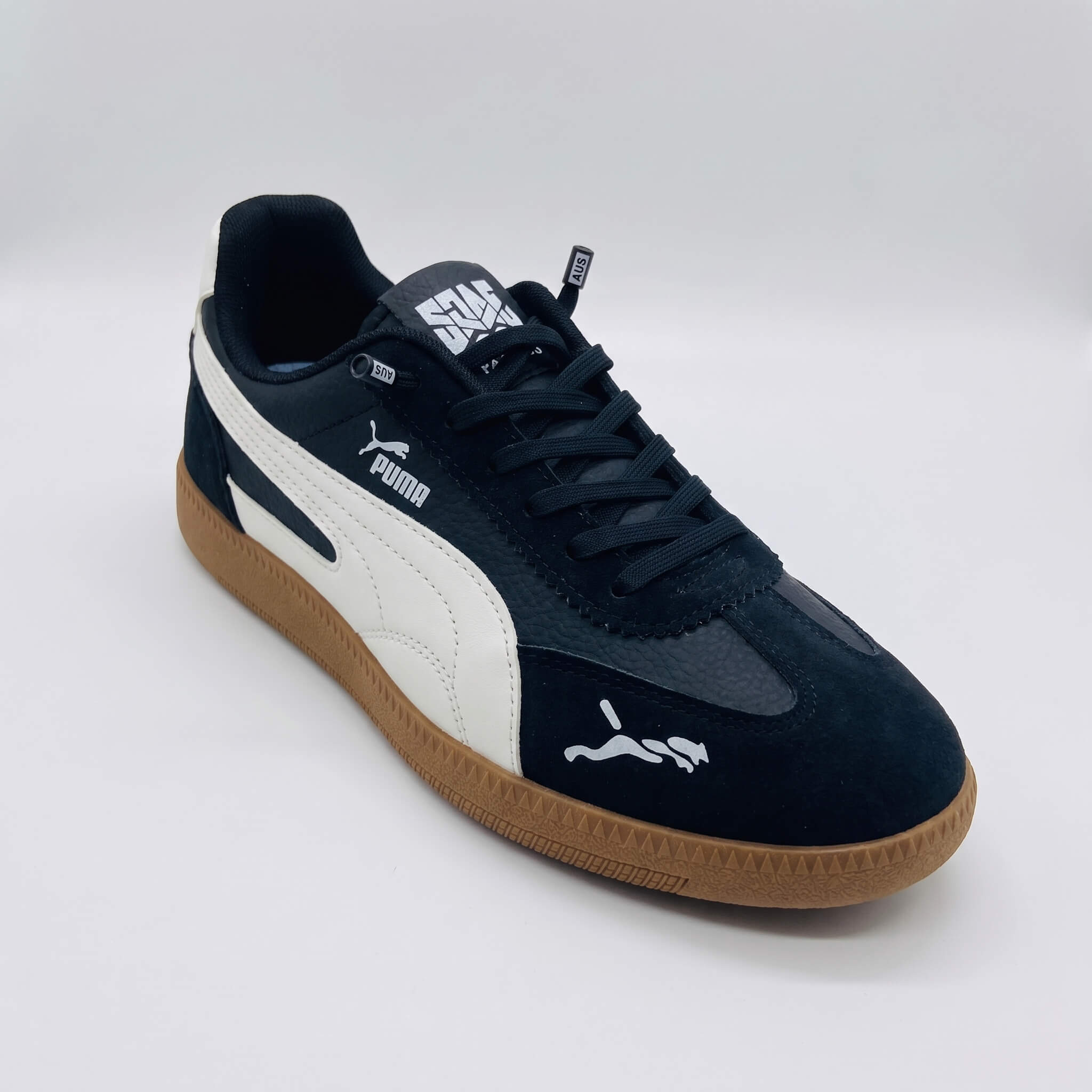 Replacing_shoe_in_template_photo_2K_20261002183413 (1)